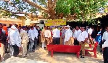 भीषण गर्मी में राहत : सूरजपुर न्यायालय परिसर में वरिष्ठ नागरिक संघ ने शुरू किया निःशुल्क शीतल जल प्याऊ