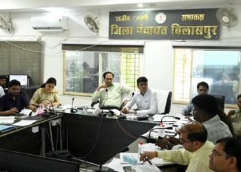 30 अप्रैल तक सभी अपूर्ण आवास पूर्ण करें : कलेक्टर