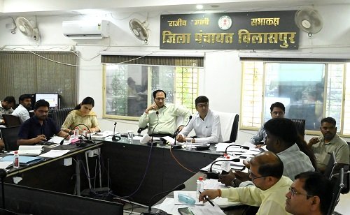 30 अप्रैल तक सभी अपूर्ण आवास पूर्ण करें : कलेक्टर