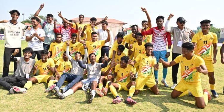 फुटबॉल में छत्तीसगढ़ को रजत पदक : फाइनल में कड़े मुकाबले में पश्चिम बंगाल से 0-1 से मिली हार