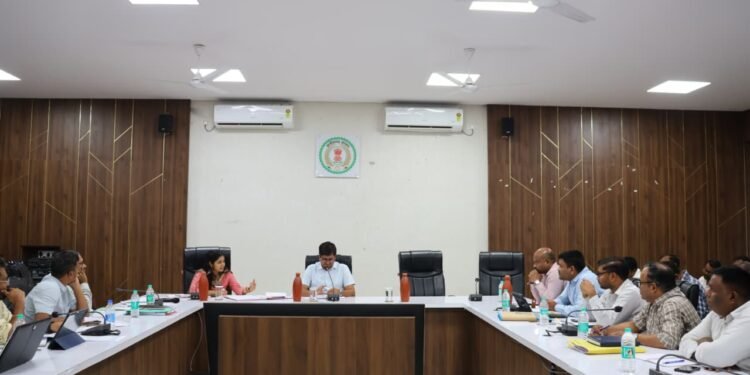 बस्तर मुन्ने और नियद नेल्लानार 2.0 पर बड़ा फोकस : कलेक्टर, सीईओ ने पटवारी और सचिवों को दिए सख्त निर्देश