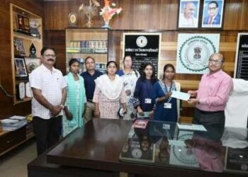 मेधावी विद्यार्थियों को कलेक्टर ने किया सम्मानित