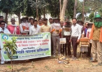 कृषकों को मधुमक्खी पालन का प्रशिक्षण