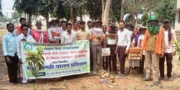 कृषकों को मधुमक्खी पालन का प्रशिक्षण