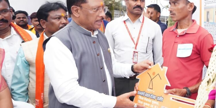 सिलगेर के माड़वी कोसा ने अपने हाथों से बनाया अपना घर, मुख्यमंत्री ने सौंपी खुशियों की चाबी