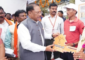 सिलगेर के माड़वी कोसा ने अपने हाथों से बनाया अपना घर, मुख्यमंत्री ने सौंपी खुशियों की चाबी