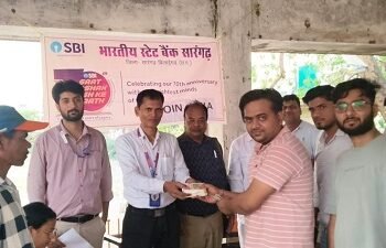 एसबीआई मेन ब्रांच और चेंबर ऑफ कॉमर्स सारंगढ़ ने बांटे 10 एवं 20 के नए नोट
