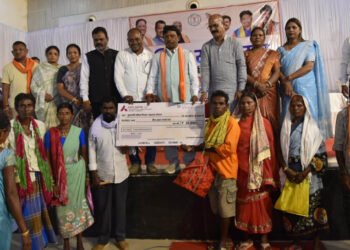 विकास की नींव रखने वाले हाथों का सम्मान