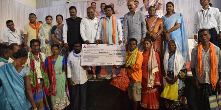 विकास की नींव रखने वाले हाथों का सम्मान