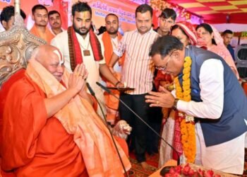 तेंदुवा धाम में श्रीराम कथा का शुभारंभ, सीएम साय ने लिया संतों का आशीर्वाद