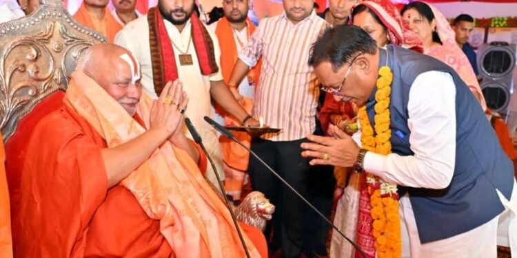 तेंदुवा धाम में श्रीराम कथा का शुभारंभ, सीएम साय ने लिया संतों का आशीर्वाद