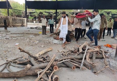अंतिम संस्कार के लिए शहर के सबसे बड़े मुक्तिधाम में लकड़ी नहीं…