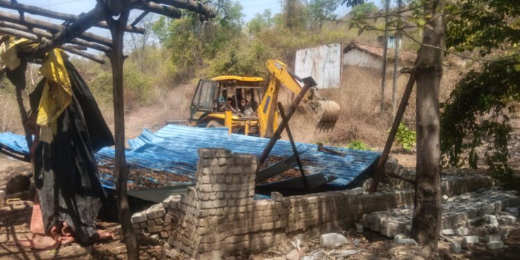 अवैध अतिक्रमण पर छत्तीसगढ़ राज्य वन विकास निगम की सख्त कार्रवाई