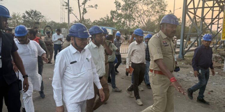 उद्योग एवं सार्वजनिक उपक्रम मंत्री श्री लखनलाल देवांगन ने किया वेदांता पावर प्लांट के घटनास्थल का निरीक्षण