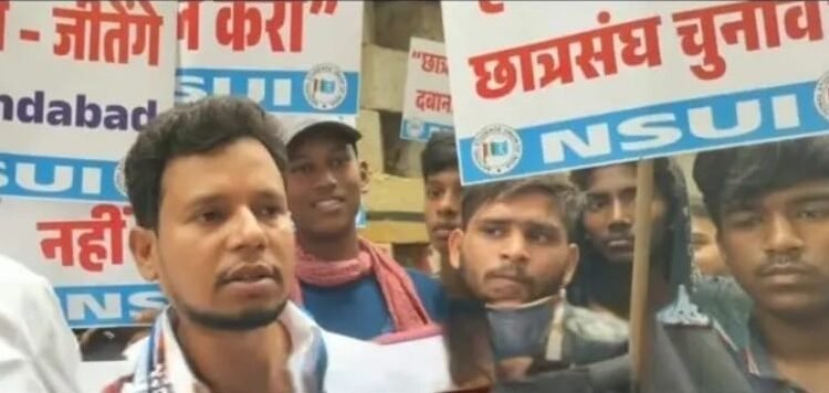 छात्रसंघ चुनाव बहाली की मांग तेज, NSUI ने किया DU का घेराव