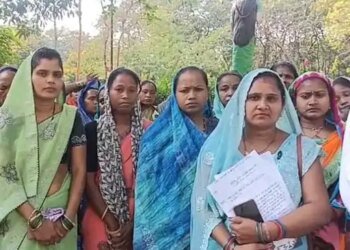 रायगढ़ में अवैध शराब बिक्री का विरोध:महिलाएं और पुरुषों ने की कलेक्टर से रोक लगाने की मांग