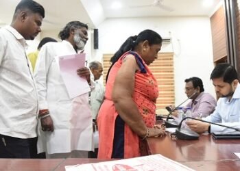 किसानों ने खेतों की जल निकासी की समस्या के समाधान हेतु जनदर्शन में लगाई गुहार