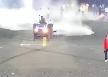 क्रिकेट टूर्नामेंट में आमंत्रित न किए जाने पर नाराज थे नेताजी, फाइनल मैच में पिच पर चलाया ट्रैक्टर