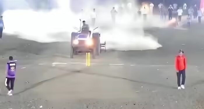 क्रिकेट टूर्नामेंट में आमंत्रित न किए जाने पर नाराज थे नेताजी, फाइनल मैच में पिच पर चलाया ट्रैक्टर