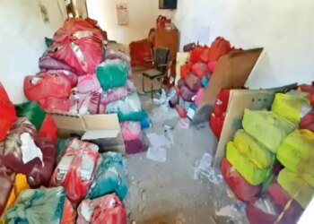 निर्माण में लापरवाही:तोड़फोड़ के बीच एसएसपी दफ्तर में पड़े पुराने रिकॉर्ड पानी, धूल और गंदगी में हो रहे हैं खराब