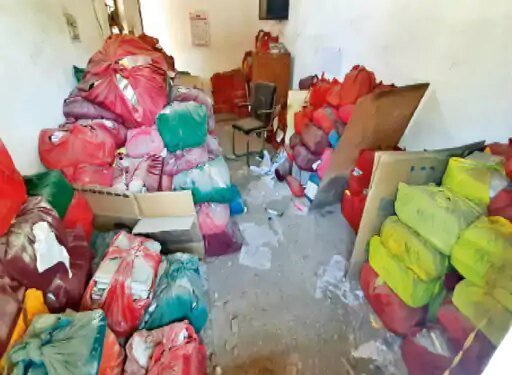 निर्माण में लापरवाही:तोड़फोड़ के बीच एसएसपी दफ्तर में पड़े पुराने रिकॉर्ड पानी, धूल और गंदगी में हो रहे हैं खराब