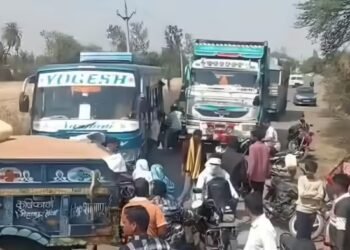 शाजापुर में हाईवे पर गदर, गेहूं रिजेक्ट हुआ तो भड़के किसान, जाम में फंसे दूल्हे से बोले- ‘करो जोरदार अभिनंदन’