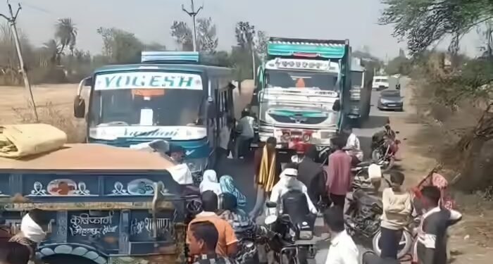 शाजापुर में हाईवे पर गदर, गेहूं रिजेक्ट हुआ तो भड़के किसान, जाम में फंसे दूल्हे से बोले- ‘करो जोरदार अभिनंदन’