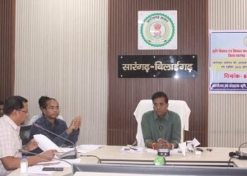 कलेक्टर ने सभी कृषि और पशुधन विभाग के अधिकारियों को फील्ड में दौरा करने के निर्देश दिए