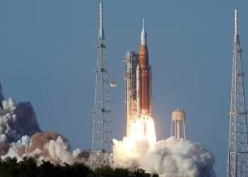 नासा का आर्टिमिस-2 लॉन्च, 4 अंतरिक्ष यात्री चांद के सफर पर रवाना, 50 साल बाद आए इंसानी यान के स‍िग्‍नल