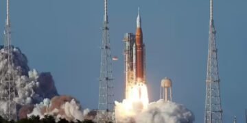 नासा का आर्टिमिस-2 लॉन्च, 4 अंतरिक्ष यात्री चांद के सफर पर रवाना, 50 साल बाद आए इंसानी यान के स‍िग्‍नल
