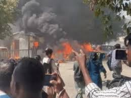 नोएडा में हिंसक प्रदर्शन, 350 फैक्ट्रियों में तोड़फोड़:शोरूम के बाहर कारें फूंकी, 150 गाड़ियां तोड़ीं