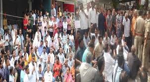 मेरठ: हंगामे के साथ सेंट्रल मार्केट में सीलिंग की कार्रवाई शुरू, पुलिस से भिड़े व्यापारी, कल बंद का ऐलान