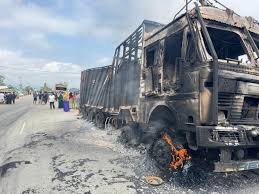 मणिपुर- बम हमले में 2 बच्चों की मौत, मां घायल:घटना के विरोध में प्रदर्शन