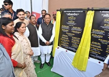 मुख्यमंत्री विष्णु देव साय ने अम्बिकापुर में भटगांव विधानसभा के पूर्व विधायक पंडित रविशंकर त्रिपाठी की प्रतिमा का किया अनावरण