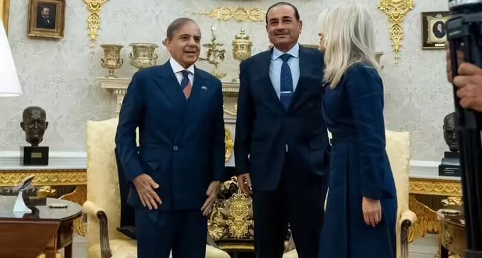 ‘ईरान सीजफायर पर शहबाज-मुनीर को नोबेल दो’, पाकिस्‍तानियों ने की मांग तो विदेशी पत्रकार ने कहा- भारत में म‍िल जाओ