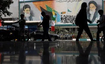 दीवारों पर पोस्टर, सड़कों पर भागते लोग, अमेरिका और इजरायल से जंग के बीच कैसी है ईरान में जिंदगी, पढ़ें ग्राउंड रिपोर्ट