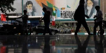 दीवारों पर पोस्टर, सड़कों पर भागते लोग, अमेरिका और इजरायल से जंग के बीच कैसी है ईरान में जिंदगी, पढ़ें ग्राउंड रिपोर्ट