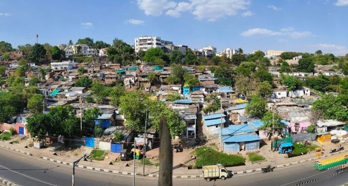 कैसे बनेगा ‘झुग्गी मुक्त भोपाल’? 13 साल पुराने आंकड़ों के भरोसे निगम, मुख्य मार्गों और फुटपाथों तक पहुंचीं झुग्गियां