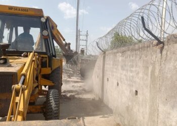भोपाल में सरकारी नाले पर अतिक्रमण के खिलाफ बड़ा एक्शन, कॉलोनियों के पक्के निर्माणों पर चला बुलडोजर