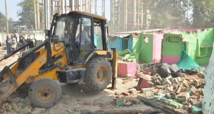 अयोध्या बायपास बनेगा 10 लेन… रास्ते में आ रहीं भोपाल की 38 झुग्गियों पर चला प्रशासन का बुलडोजर