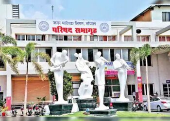 बिना ड्यूटी वेतन:एएचओ और पार्षद पति पर कर्मचारियों ने लगाए वसूली के आरोप