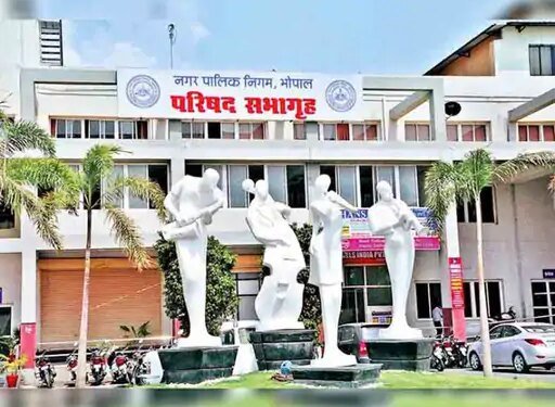 बिना ड्यूटी वेतन:एएचओ और पार्षद पति पर कर्मचारियों ने लगाए वसूली के आरोप
