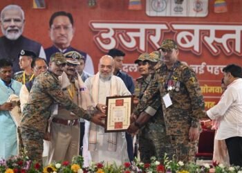 केंद्रीय गृहमंत्री श्री अमित शाह ने नक्सल उन्मूलन अभियान में उत्कृष्ट योगदान हेतु डीजीपी श्री कैलाश मकवाणा, वरिष्‍ठ अधिकारियों एवं हॉक फोर्स के जवानों को किया सम्मानित