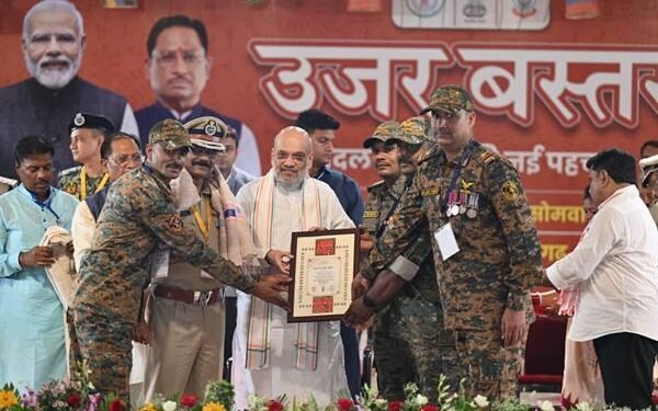 केंद्रीय गृहमंत्री श्री अमित शाह ने नक्सल उन्मूलन अभियान में उत्कृष्ट योगदान हेतु डीजीपी श्री कैलाश मकवाणा, वरिष्ठ अधिकारियों एवं हॉक फोर्स के जवानों को किया सम्मानित
