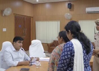 जनदर्शन में कलेक्टर ने सुनी आमजनों की समस्याएं, त्वरित निराकरण के दिए निर्देश