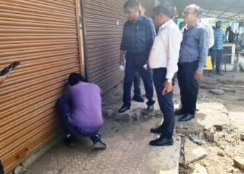 आबंटित दुकानों का किराया जमा नहीं करने पर तालाबंद कर सील करने की कार्रवाई की गई