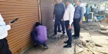 आबंटित दुकानों का किराया जमा नहीं करने पर तालाबंद कर सील करने की कार्रवाई की गई