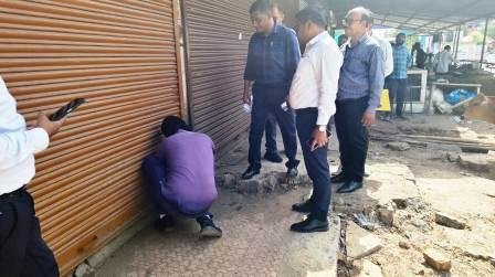 आबंटित दुकानों का किराया जमा नहीं करने पर तालाबंद कर सील करने की कार्रवाई की गई