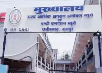 दो जिलों में एसीबी की बड़ी कार्रवाई: रिश्वत लेते दो बाबू गिरफ्तार
