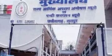 दो जिलों में एसीबी की बड़ी कार्रवाई: रिश्वत लेते दो बाबू गिरफ्तार